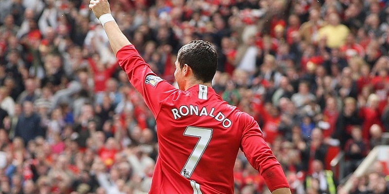 Ronaldo vinh dự nhận chiếc áo số 7 huyền thoại tại MU